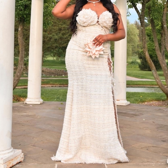 Off white long dress in a size XL - Picture 1 of 3